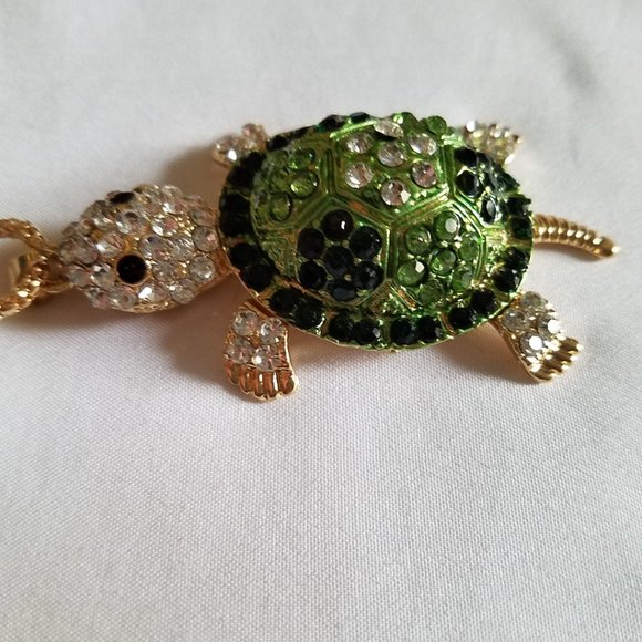 🐢🌻Turtle Necklace in Shades of Greens & Clear Rhinestones - NWOT🌻🐢 - Picture 1 of 6